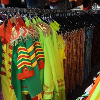 Ca. 92x Carnaval en feestkleding neon